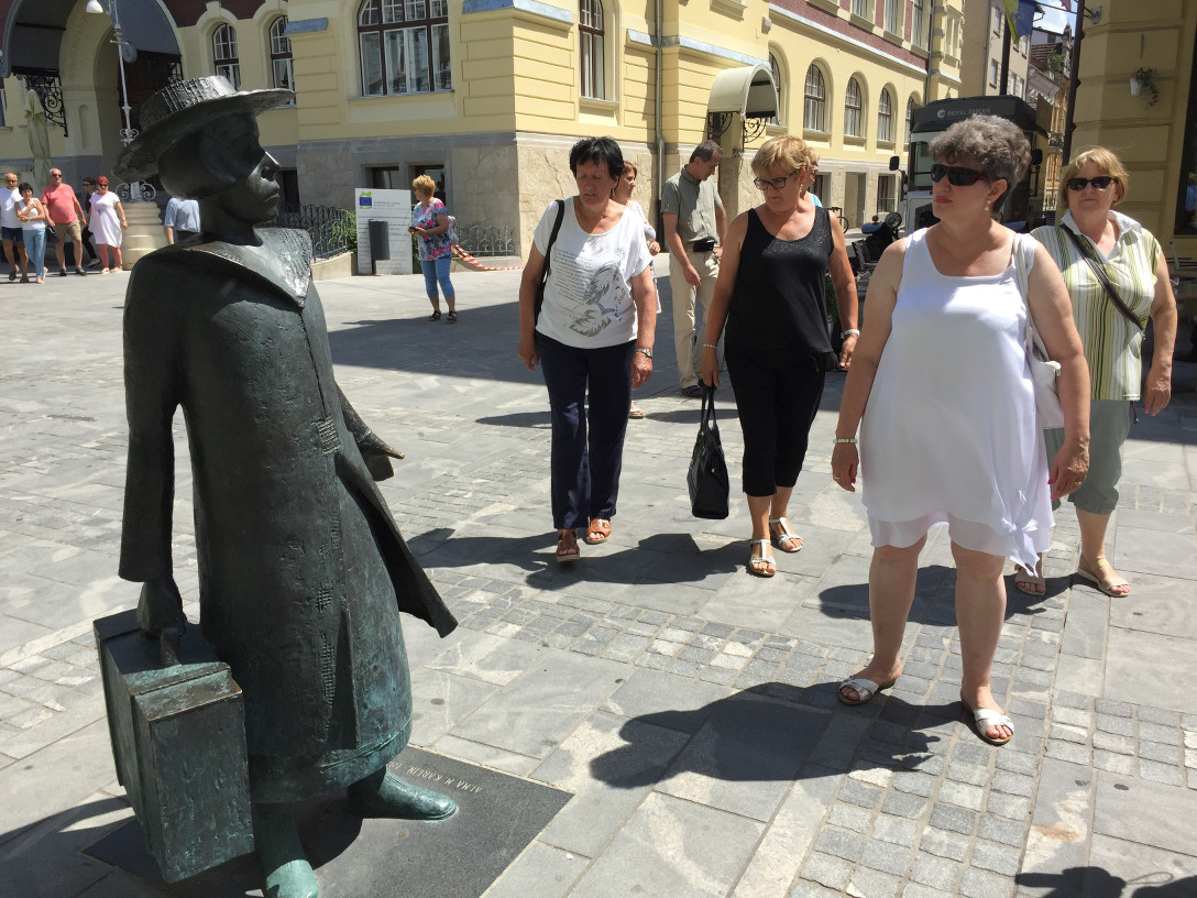 The statue of Alma Karlin